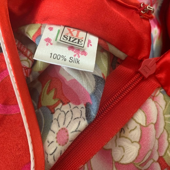 NK 100% Silk Cheongsam Mandarin Dress with frog closures and red trim - Picture 4 of 4